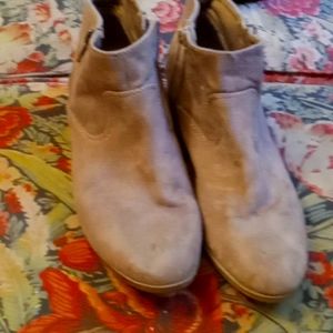 Arizona size 9 new ankle boot